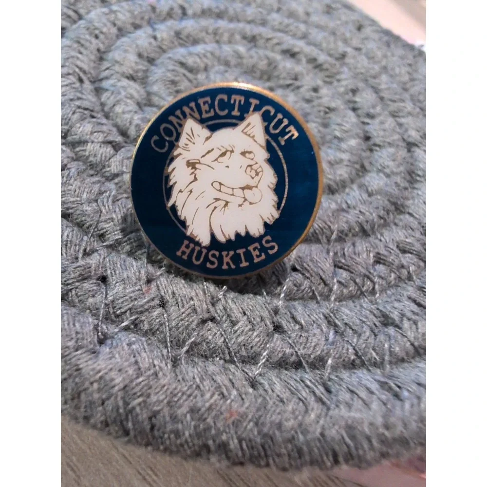 Vintage Collegiate‎ Lapel Pin Connecticut Huskies